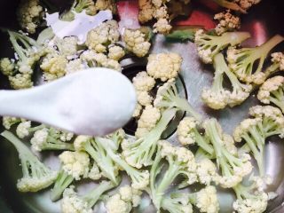 7、干煸有机花菜,清洗干净加1小茶匙盐浸泡10分钟