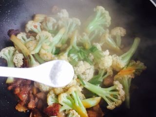 21、干煸有机花菜,1/2小茶匙味精翻炒均匀即可