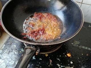 2、沧州火锅鸡,热锅，放食用油，两勺郫县豆瓣酱炒出红油。