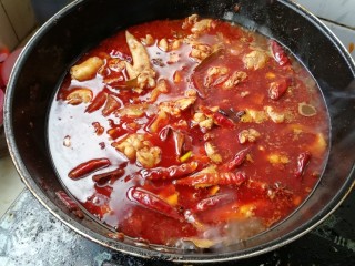 6、沧州火锅鸡,加开水至没过鸡块，倒入腌制鸡块的汤，小火炖半小时，转入火锅，即可开吃了。蘸料为醋蒜。鸡块吃完再涮喜欢的各类蔬菜丸子什么的。