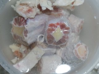 1、番茄牛尾汤,牛尾洗净放水中浸泡一个小时以上，泡去血水