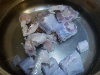 2、番茄牛尾汤,牛尾冷水下锅，放入2片姜片，一勺料酒