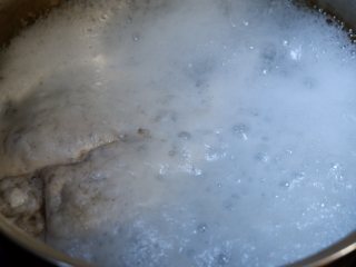 3、番茄牛尾汤,大火煮开，漂去浮沫，用冷水洗净备用