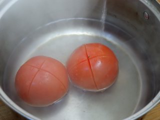 5、番茄牛尾汤,在锅中微煮一下，看见皮轻微翘起来就可以取出