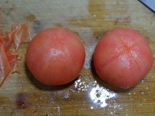 6、番茄牛尾汤,取出用指甲盖挂几下轻松去皮。