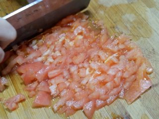 7、番茄牛尾汤,去皮后切成小丁