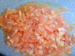 8、番茄牛尾汤,锅内放少许油，将番茄炒至软烂