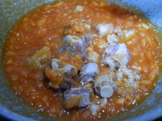 11、番茄牛尾汤,放入牛尾翻炒均匀