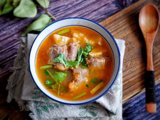 13、番茄牛尾汤,出锅装碗后撒少许香菜即可