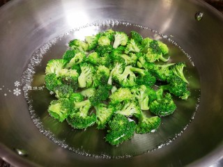 3、西兰花炒牛肉,烧一锅水，将西兰花焯水后捞出沥干水分备用。