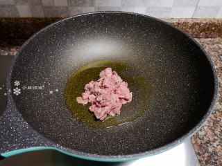 8、西兰花炒牛肉,放入牛肉快速翻炒变色断生。