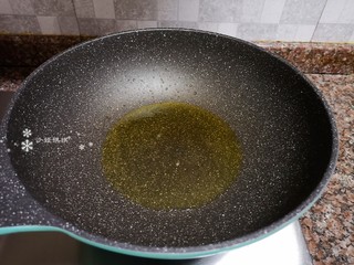 10、西兰花炒牛肉,热锅再倒油烧至八成热。