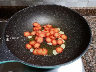 12、西兰花炒牛肉,放入胡萝卜片翻炒均匀。