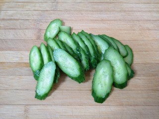 1、黄瓜木耳炒鸡蛋,黄瓜切成片。