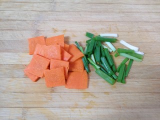 2、黄瓜木耳炒鸡蛋,小葱切成段，胡萝卜切成片。