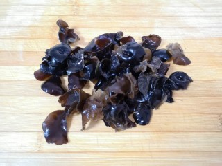 3、黄瓜木耳炒鸡蛋,泡发的黑木耳洗干净撕成片。