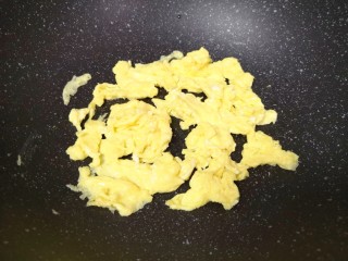 4、黄瓜木耳炒鸡蛋,鸡蛋打散，炒锅内倒适量的食用油烧热，倒入蛋液炒熟，盛出备用。
