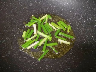 5、黄瓜木耳炒鸡蛋,炒锅内继续倒油烧热，下入小葱炒香。