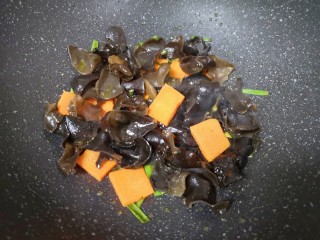 6、黄瓜木耳炒鸡蛋,下入黑木耳和胡萝卜翻炒均匀。