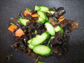 7、黄瓜木耳炒鸡蛋,下入黄瓜片翻炒均匀。