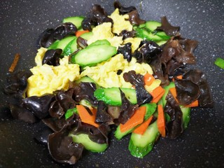 8、黄瓜木耳炒鸡蛋,下入炒熟的鸡蛋翻炒均匀。