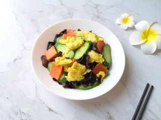 11、黄瓜木耳炒鸡蛋,10分钟不到就能搞定一盘菜。