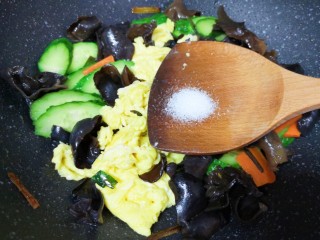 9、黄瓜木耳炒鸡蛋,放盐调味。