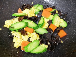10、黄瓜木耳炒鸡蛋,放鸡精翻炒均匀，关火出锅。
