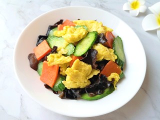 12、黄瓜木耳炒鸡蛋,好吃不怕胖。