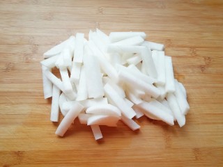 1、泡椒萝卜条,白萝卜洗干净切成条状。