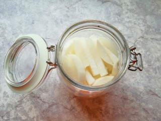 4、泡椒萝卜条,腌过的萝卜条倒掉腌制出来的汁水，放入密封罐。