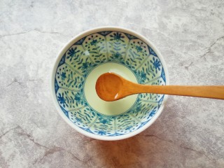 5、泡椒萝卜条,糖水里面加入泡椒水和白醋搅拌均匀，可以尝一下，酸甜辣度根据自己的口味调整。