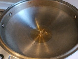 7、蜜汁鸡腿,皇后锅做秘制鸡最好的了，倒入适量油烧热。