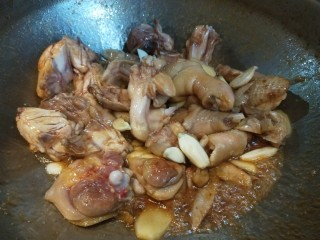 11、蜜汁鸡腿,加入照烧酱。