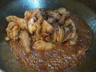 14、蜜汁鸡腿,加入红烧酱油。