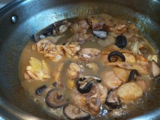 16、蜜汁鸡腿,加入适量水。