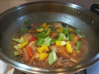 19、蜜汁鸡腿,最后大火收汁，加入青红黄彩椒炒均匀。