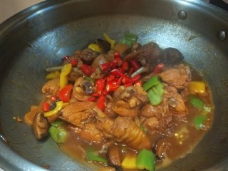 20、蜜汁鸡腿,加入小米辣翻炒均匀即可。