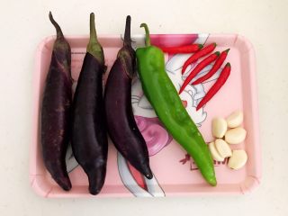1、家常蚝汁烧茄子,准备食材：紫皮长茄子，尖椒，蒜瓣，小米辣