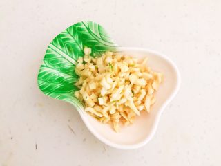 2、家常蚝汁烧茄子,把蒜瓣切成末