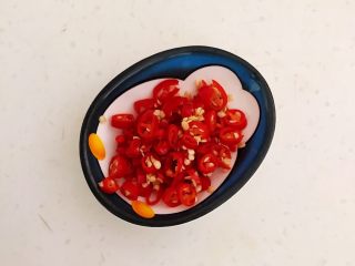 3、家常蚝汁烧茄子,小米辣切成辣椒圈