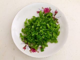 4、家常蚝汁烧茄子,尖椒去籽去蒂切成末