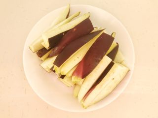 6、家常蚝汁烧茄子,把茄子从中间断开，切成小条