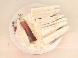 7、家常蚝汁烧茄子,把茄子条放在面粉里，均匀的裹上一层薄薄的面粉
