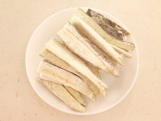 8、家常蚝汁烧茄子,把所有茄子条都裹上一层薄薄的面粉