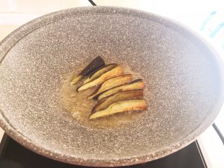 11、家常蚝汁烧茄子,煎制一面金黄就翻面