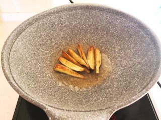 12、家常蚝汁烧茄子,煎制两面金黄就出锅