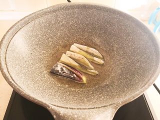 10、家常蚝汁烧茄子,油温5分热的时候放入茄子条，全程小火煎制