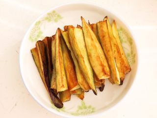 13、家常蚝汁烧茄子,把所有的茄子条都煎好