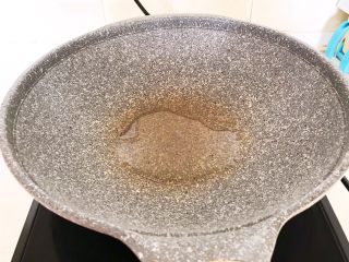 14、家常蚝汁烧茄子,另起锅，炒锅烧热后加入1勺玉米油